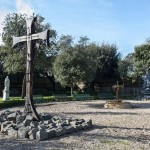 Le due sculture di Alejandro Marmo all'interno dei Giardini Vaticani, 9 dicembre 2014.ANSA/VALENTINA STEFANELLI