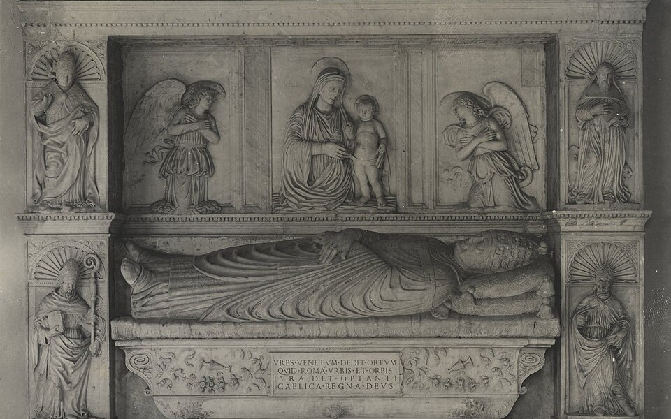 TRIPPLUS_IL PAPA SEPOLTO IN UN SALONE_foto